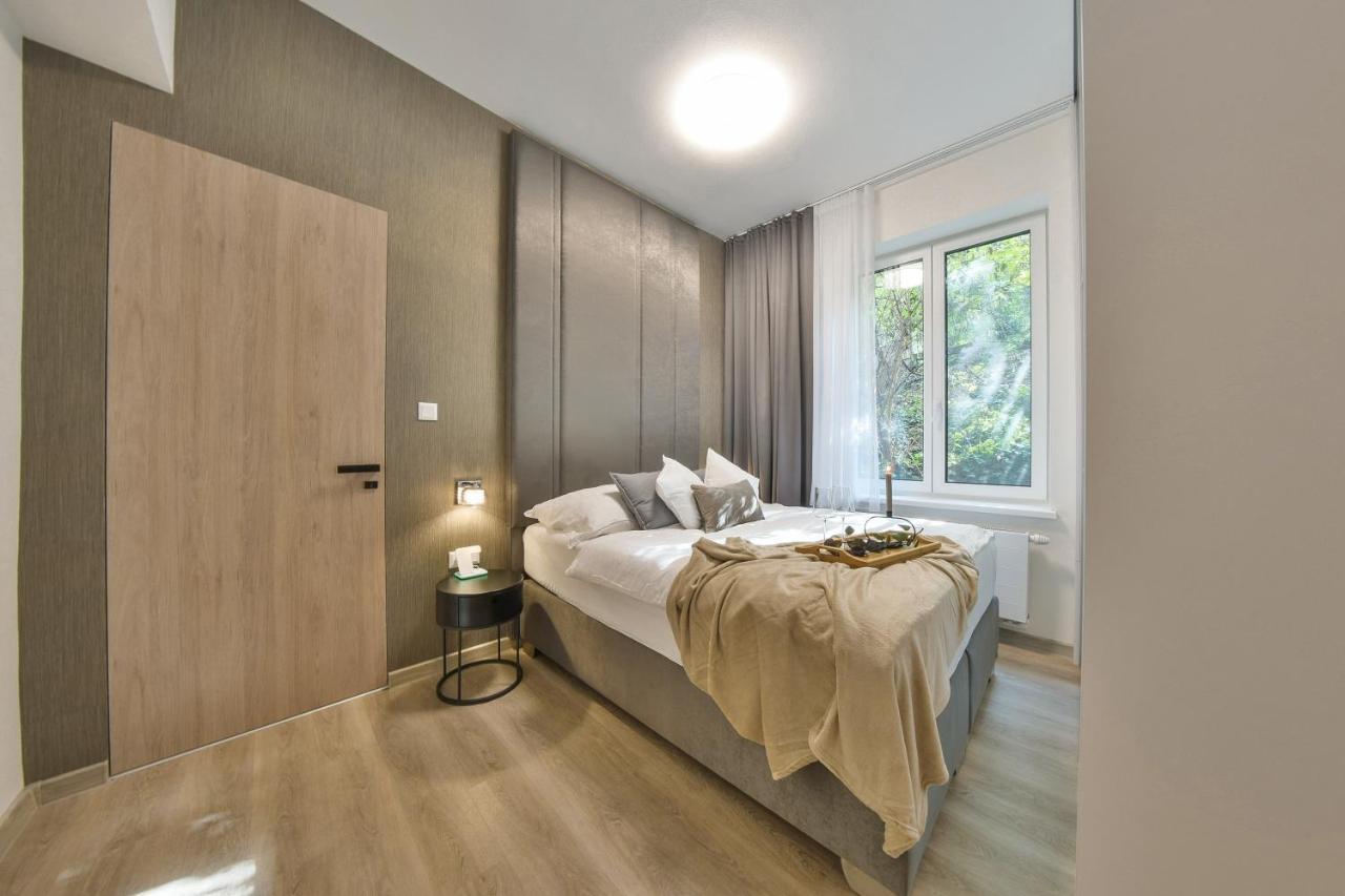 Chalupku - Luxurious Apartment 70M2 In Direct Centrum With Parking Included, Air-Conditioned, Balcony, Quiet Sleep, Best In Town Банска-Бистрица Экстерьер фото