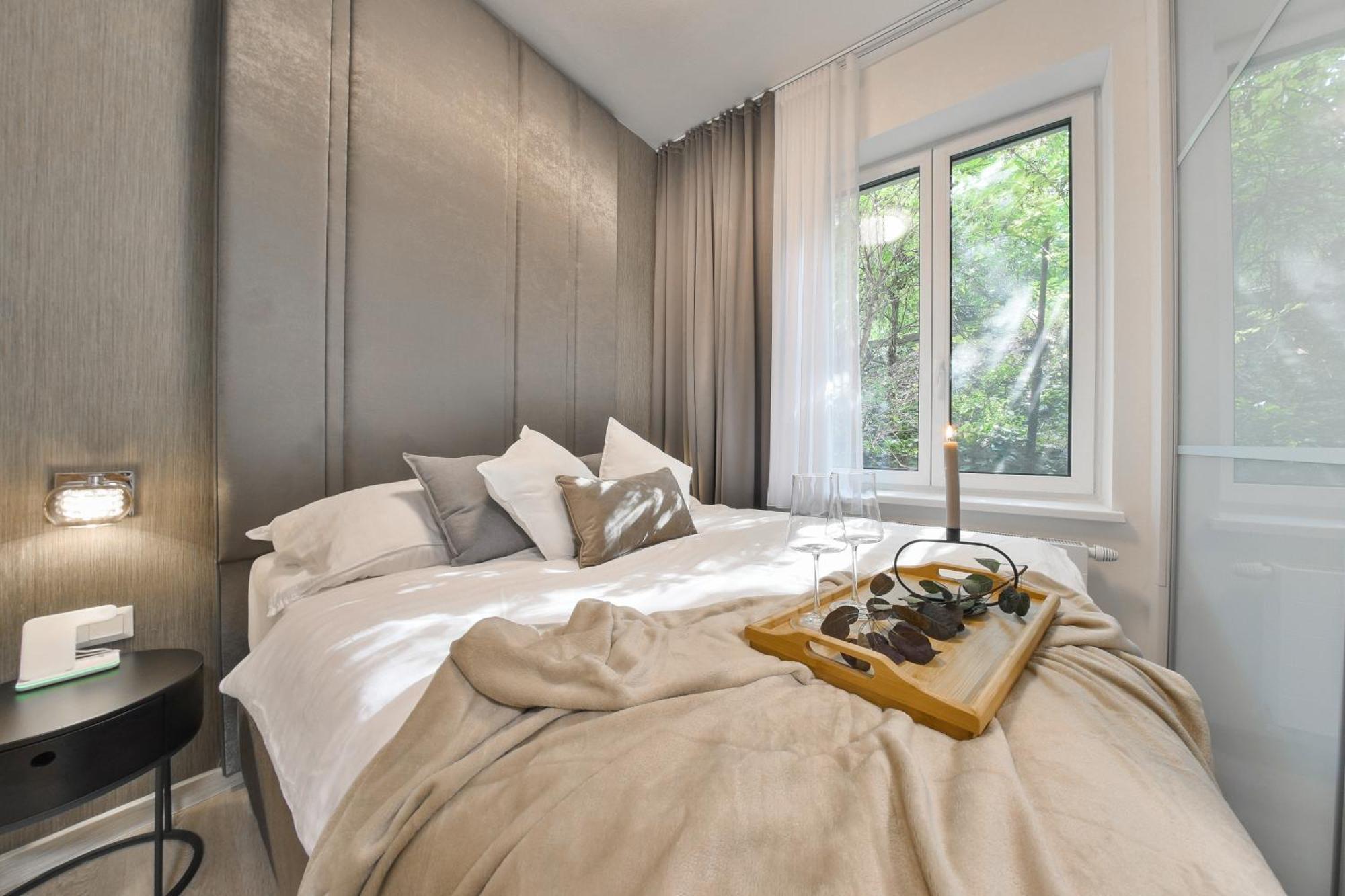 Chalupku - Luxurious Apartment 70M2 In Direct Centrum With Parking Included, Air-Conditioned, Balcony, Quiet Sleep, Best In Town Банска-Бистрица Экстерьер фото