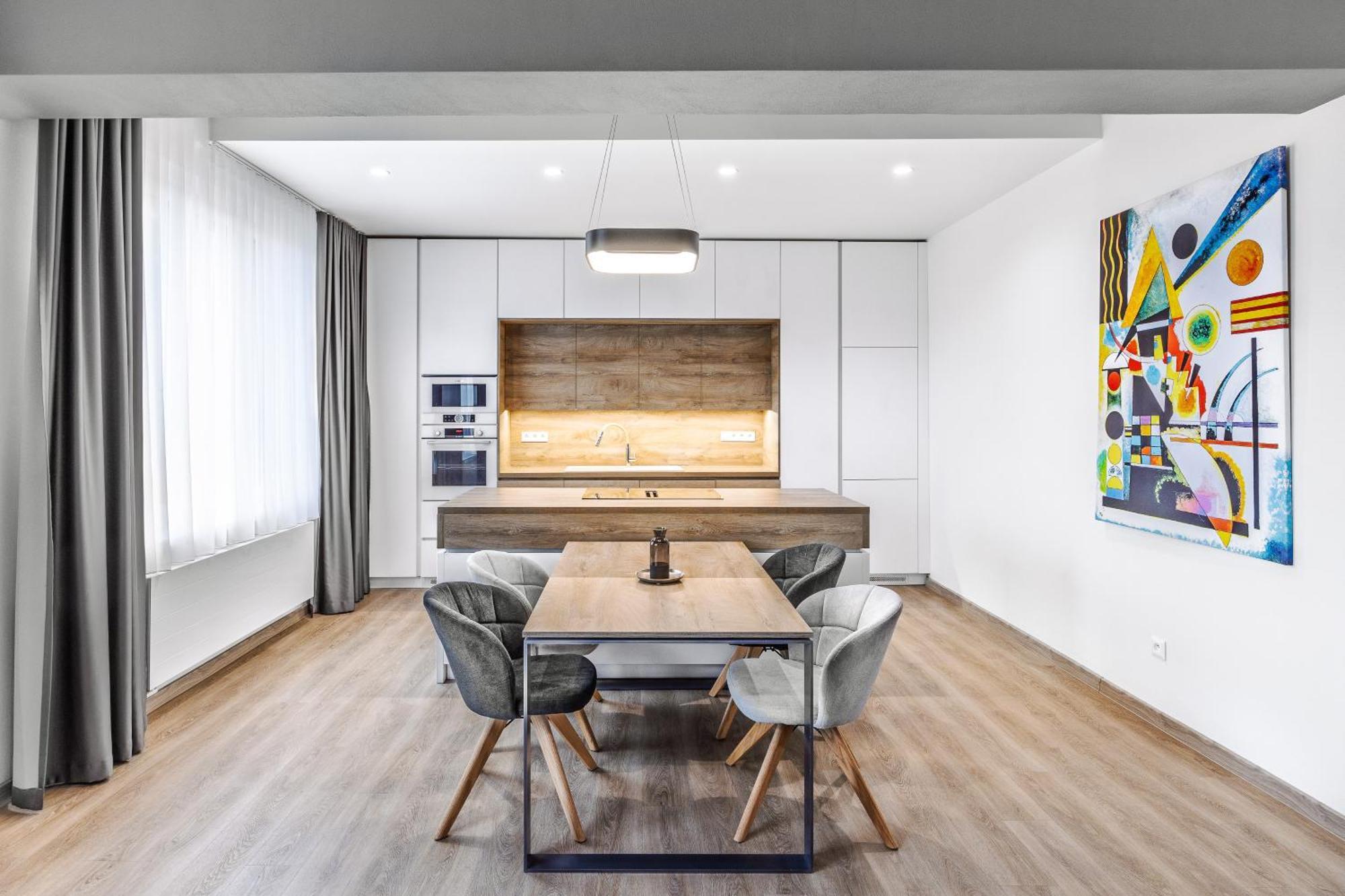 Chalupku - Luxurious Apartment 70M2 In Direct Centrum With Parking Included, Air-Conditioned, Balcony, Quiet Sleep, Best In Town Банска-Бистрица Экстерьер фото